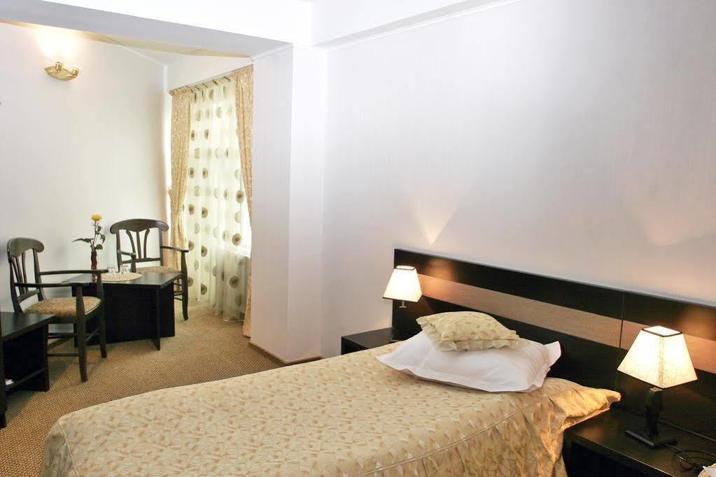 Indiana Hotel ยาช ภายนอก รูปภาพ