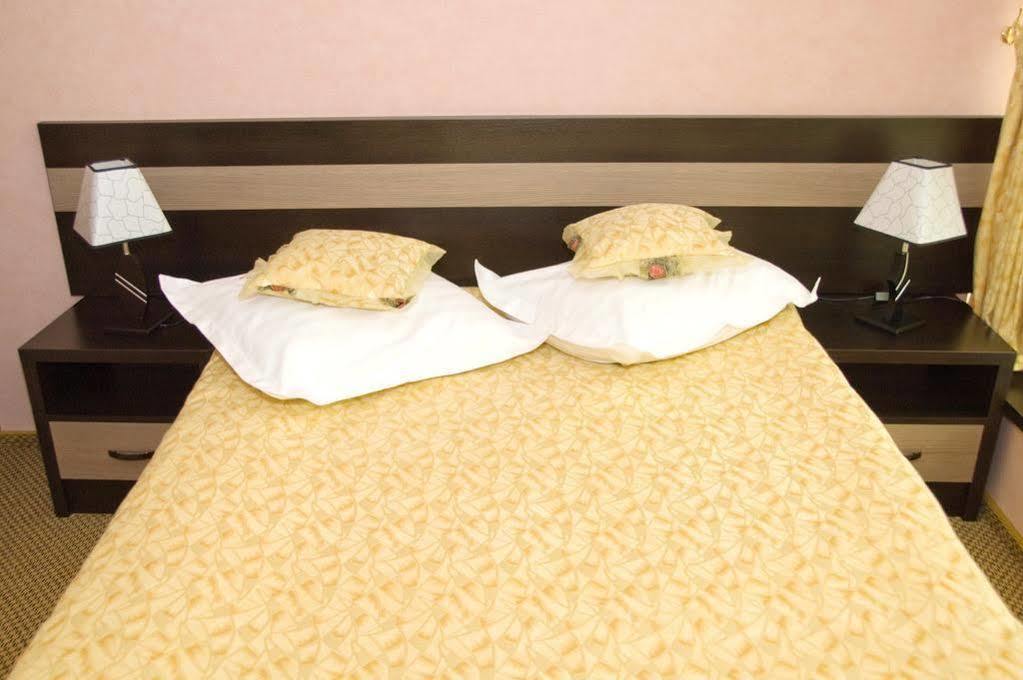 Indiana Hotel ยาช ภายนอก รูปภาพ